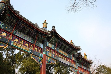 卧佛寺前的牌匾