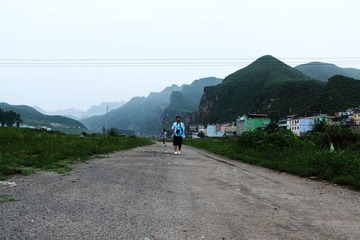 二师兄走在山里的大路上..