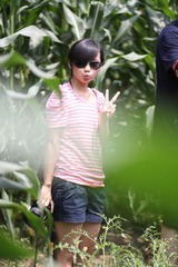 玉米地里的小美女