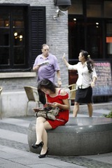 看杂志的老女人