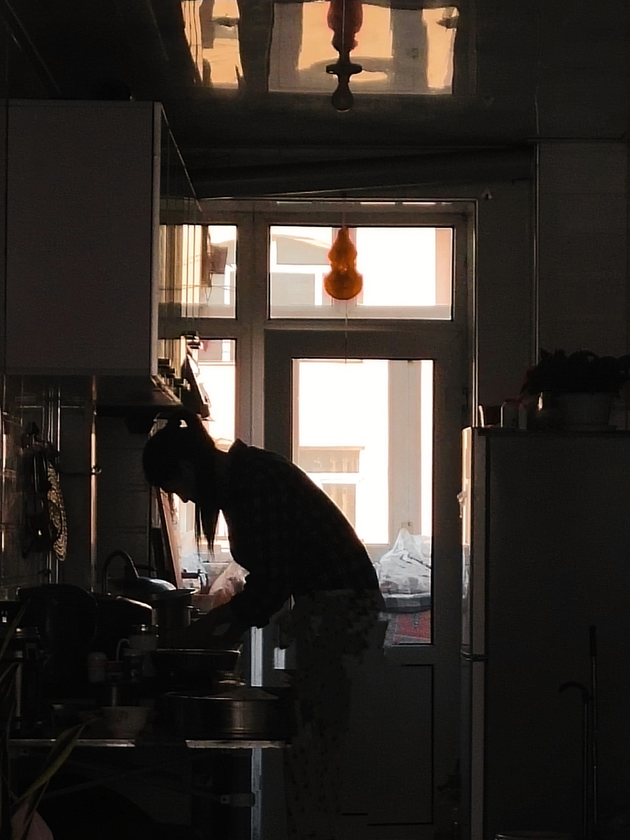 夕阳西下氤氲的饭菜味在我鼻尖缭绕妈妈忙碌的背影然后我深感幸福