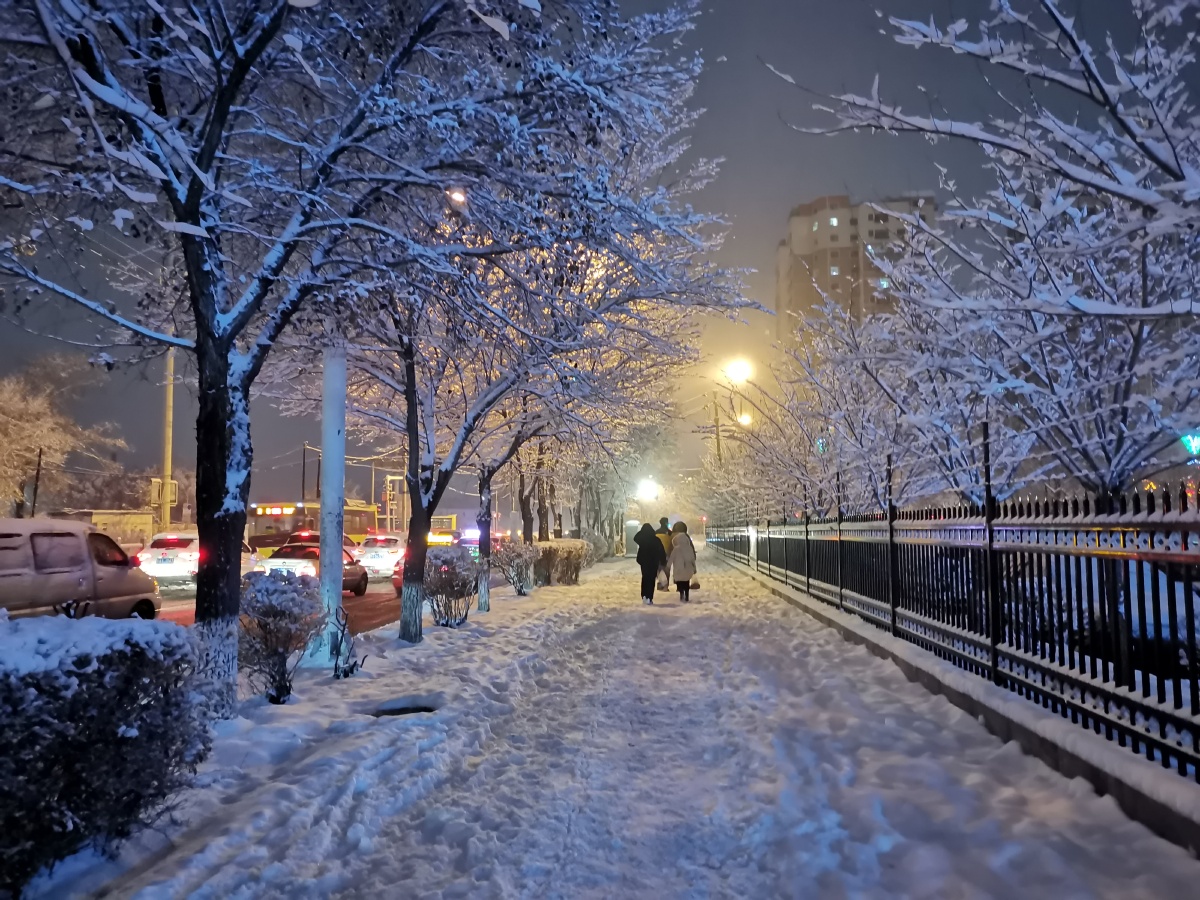 乌鲁木齐的雪景夜感兴趣的可以保存修图加滤镜这个图就是原相机无任何