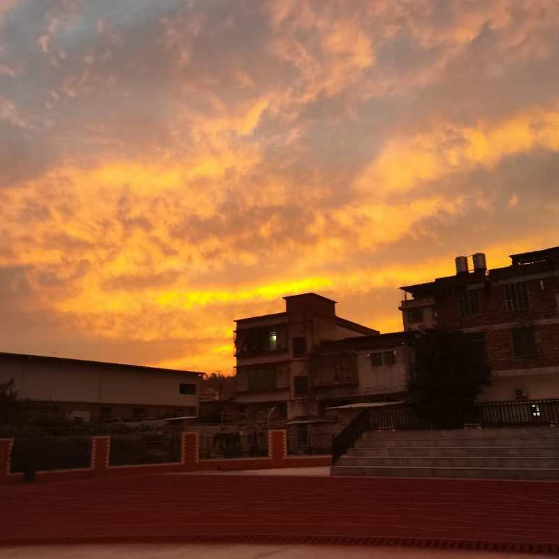 来自学校操场的晚霞图