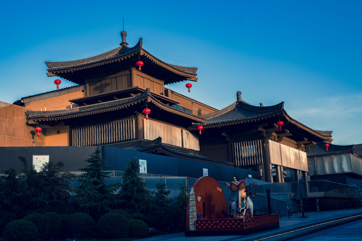 追光者风光色彩城市纪实抓拍街拍大唐不夜城古建筑黄昏还没有人打赏