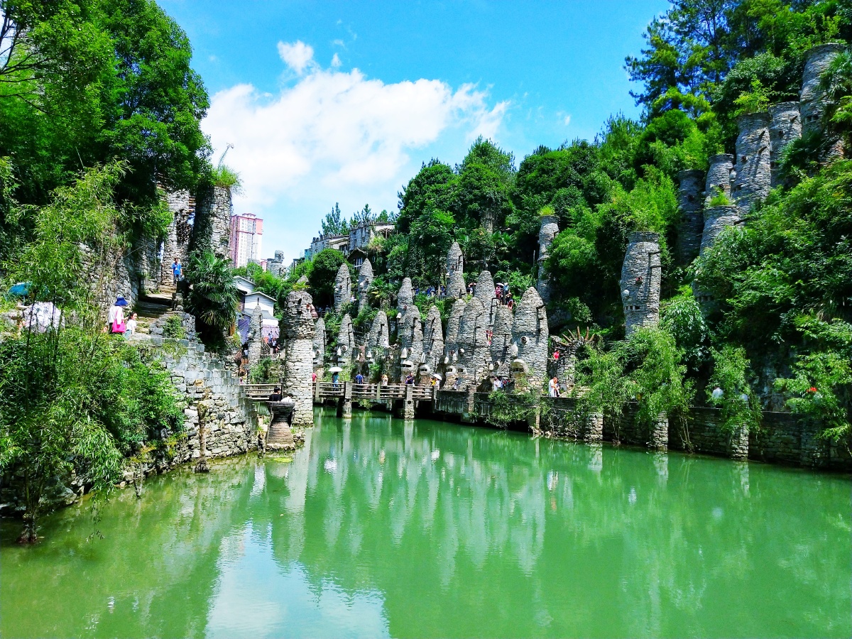 美丽的石头城碧绿的河水透露出石器时代的情怀