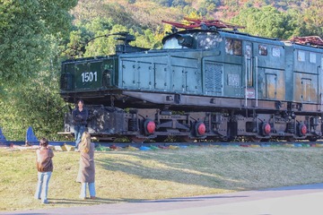 398437