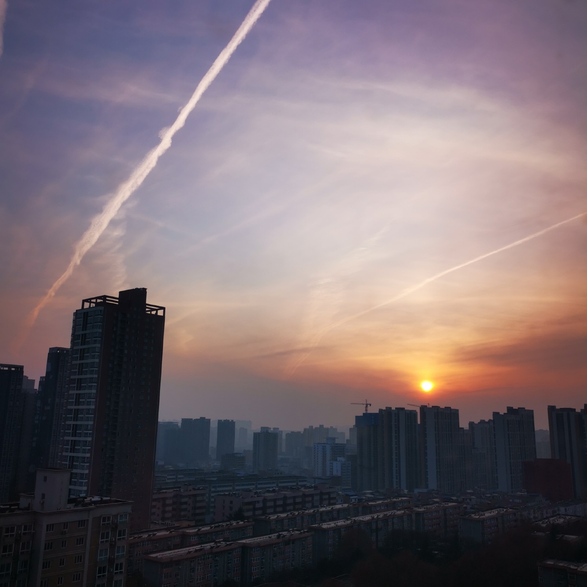 孤独的尾迹云 @和前一张一样的天空