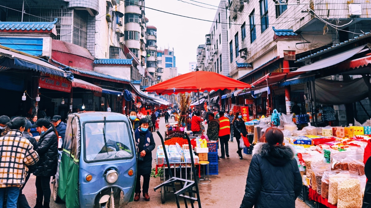 春节前的岳阳梅溪桥年货市场