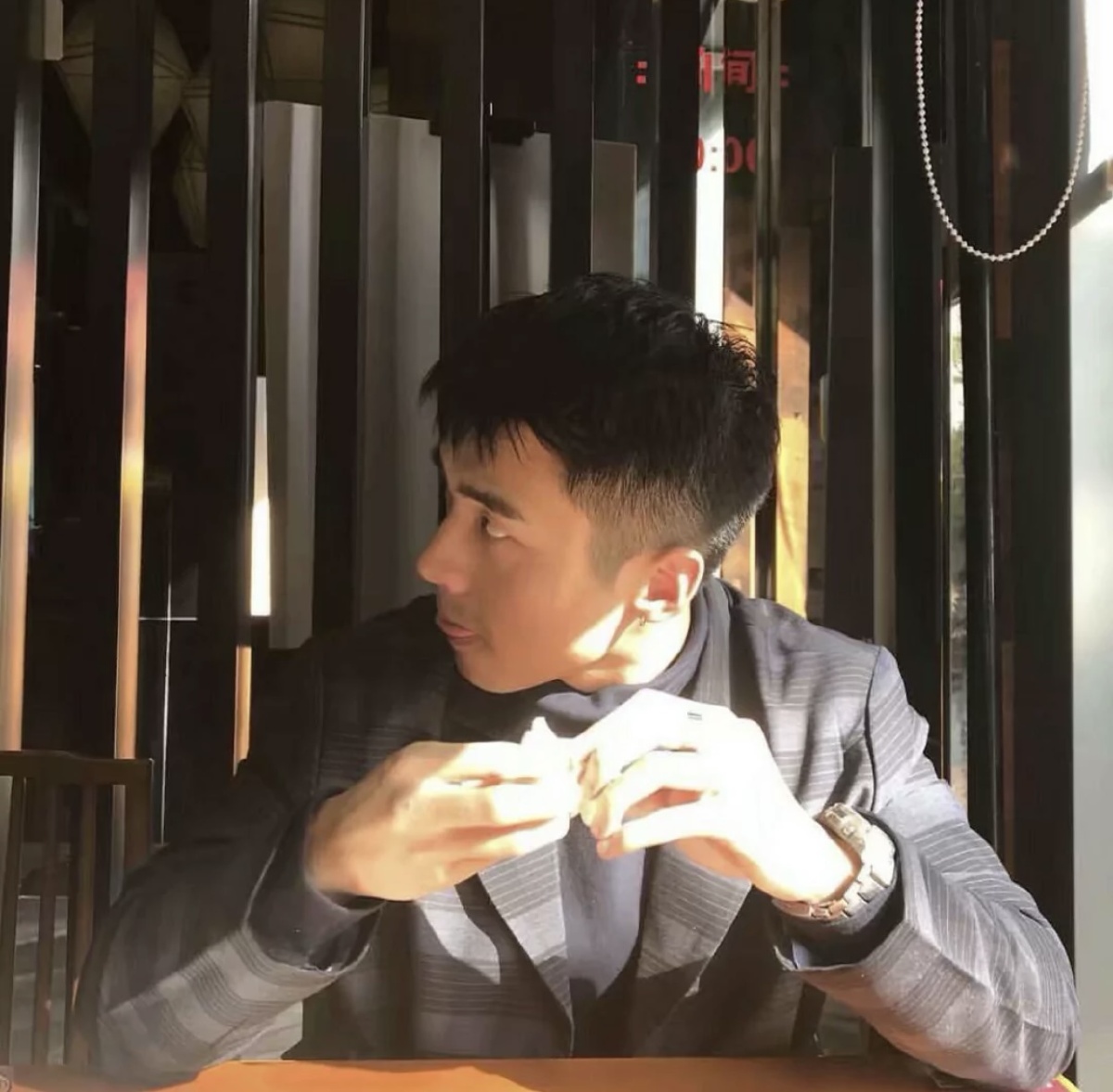 御姐高冷男头像时尚背景图