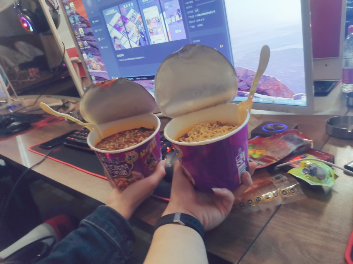 还记得和你一起在网吧吃着泡面打着游戏的朋友吗