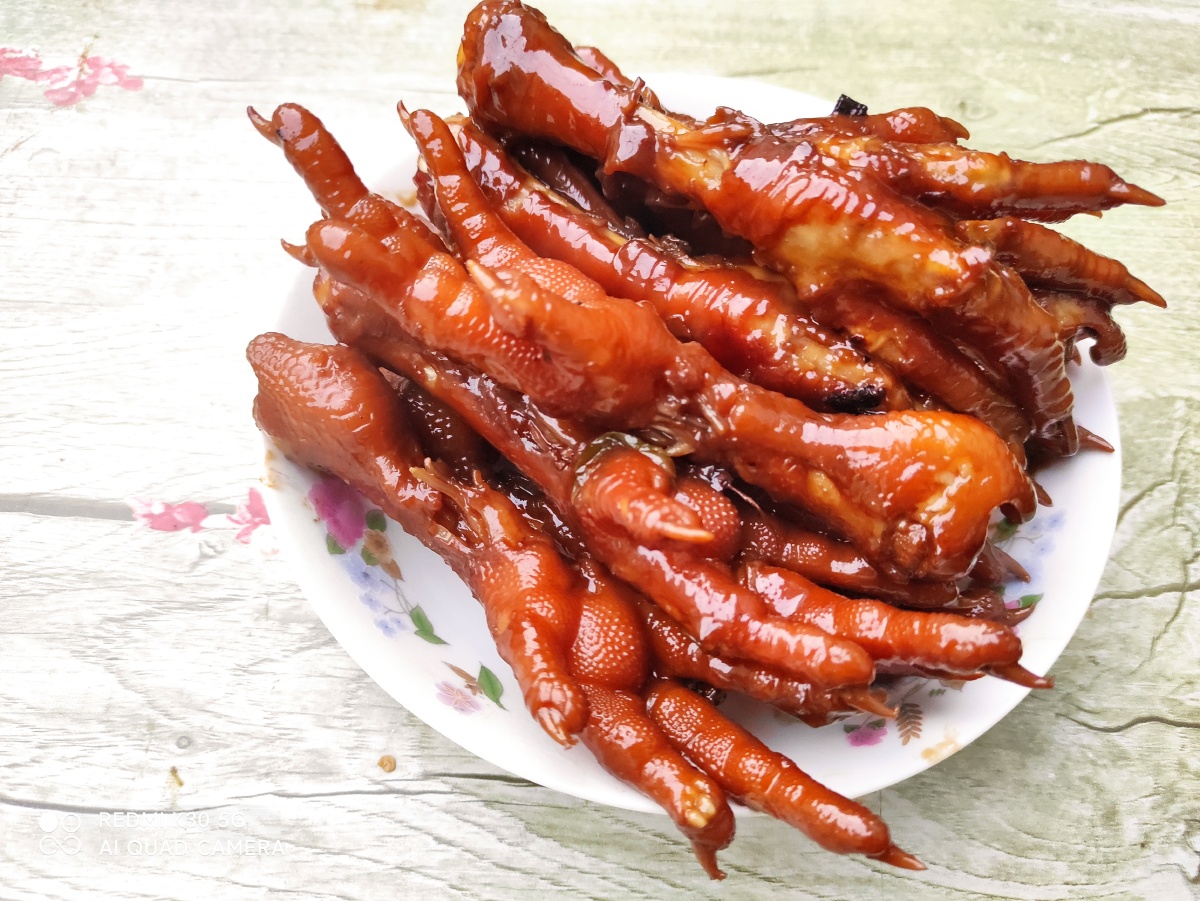 麻辣鸡爪,配料:麻椒,啤酒,香叶,桂皮,白糖葱姜等. - 摄影师鹿泉 - 图