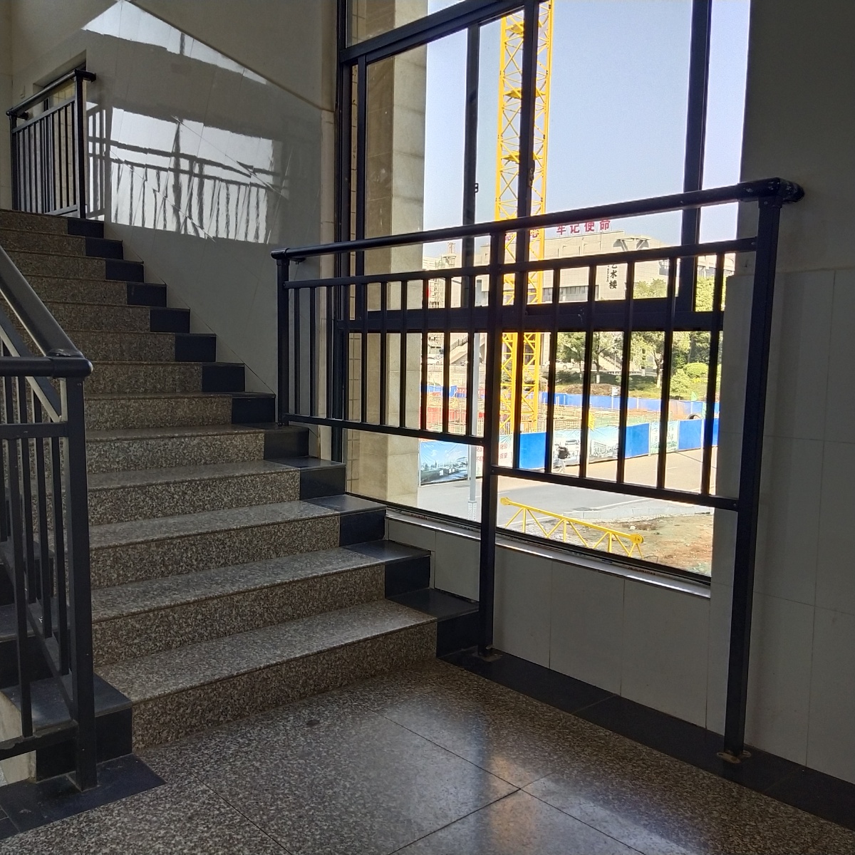 这是教室门口的楼梯口