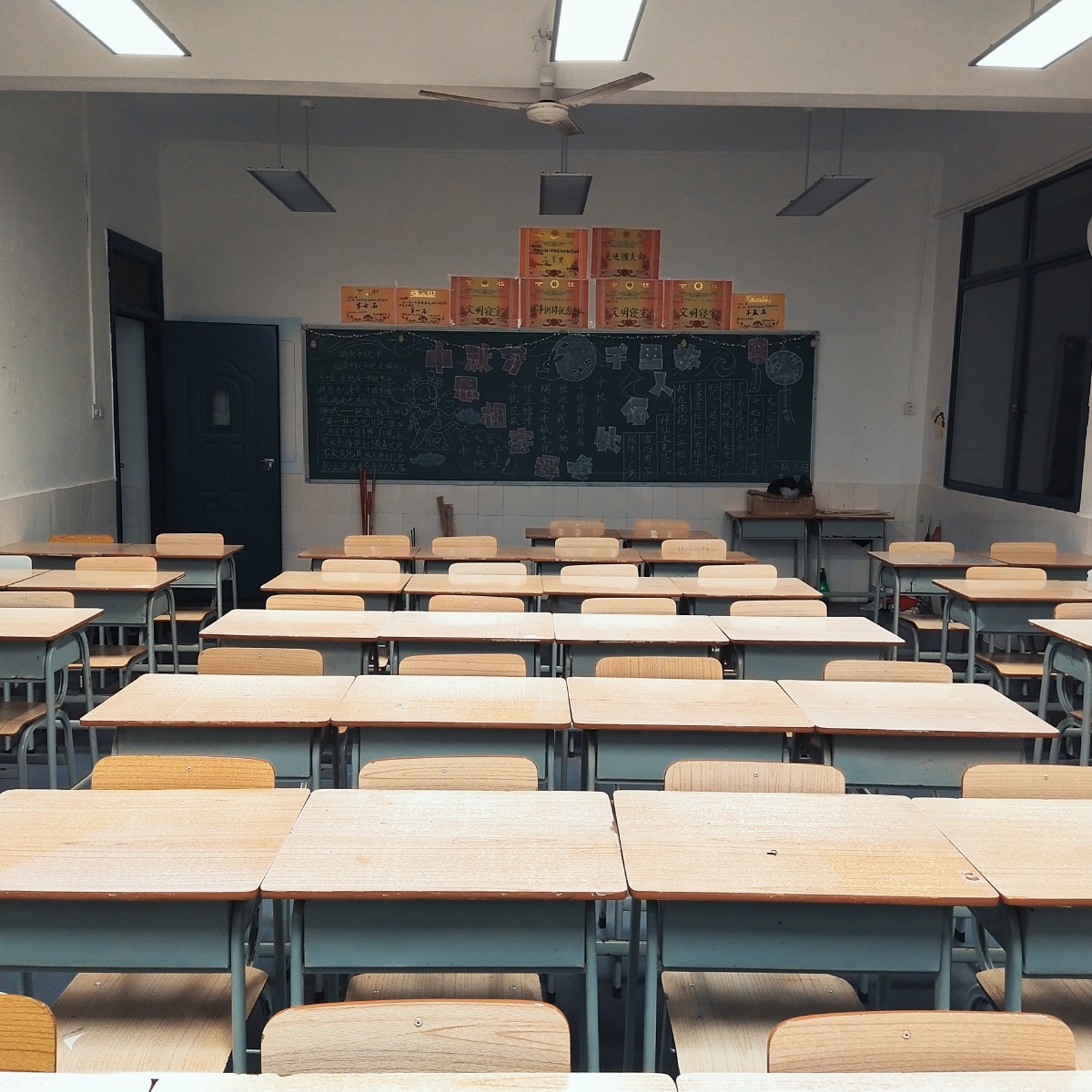 教室的那一间同桌的那个你鸭