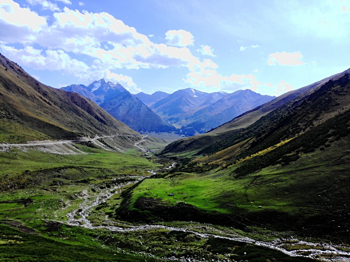 独库公路旅途上的风景:山峦与峡谷.