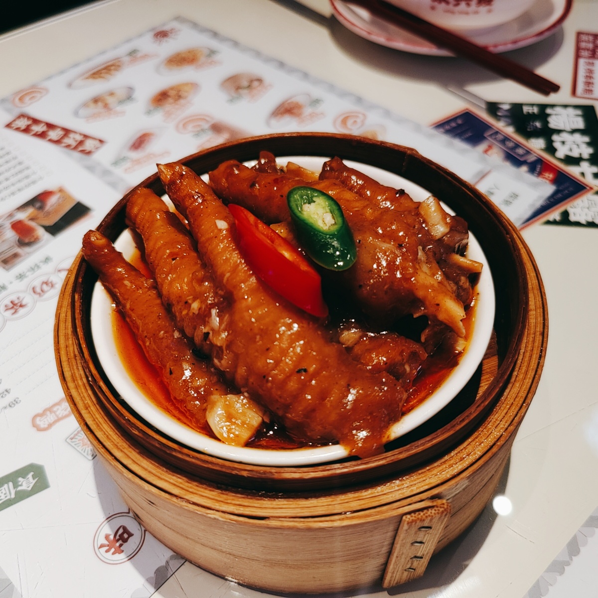 美食街上新开的网红港式茶餐厅味道偏甜价格适中把他家的招牌菜吃个遍