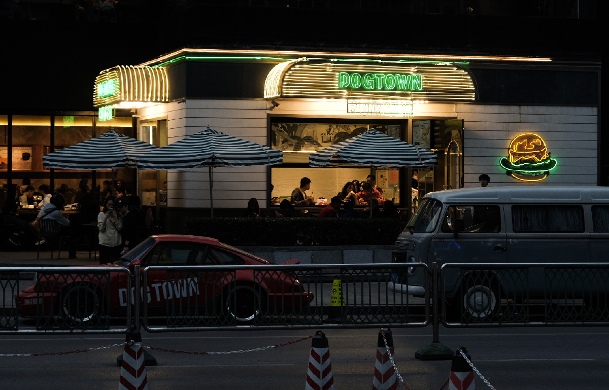 南京dogtown超喜欢的汉堡店门头设计的很棒复古跑车大众也很加分个人