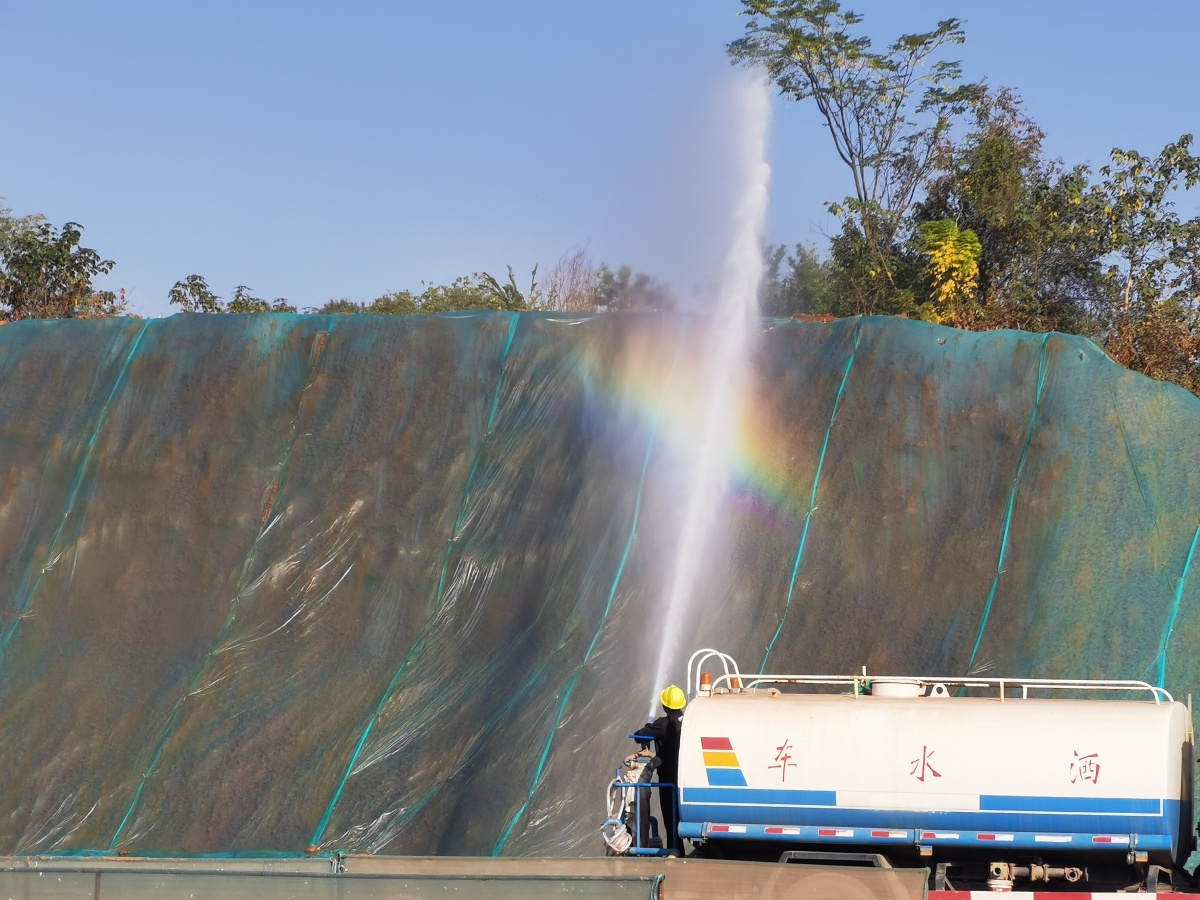 用洒水车画出一道彩虹