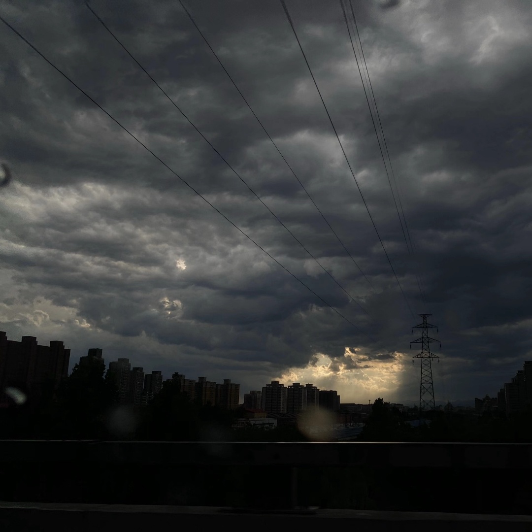 在阴暗的下雨天,阳光穿过乌云带给世界一丝光芒,那也是我唯一的希望.