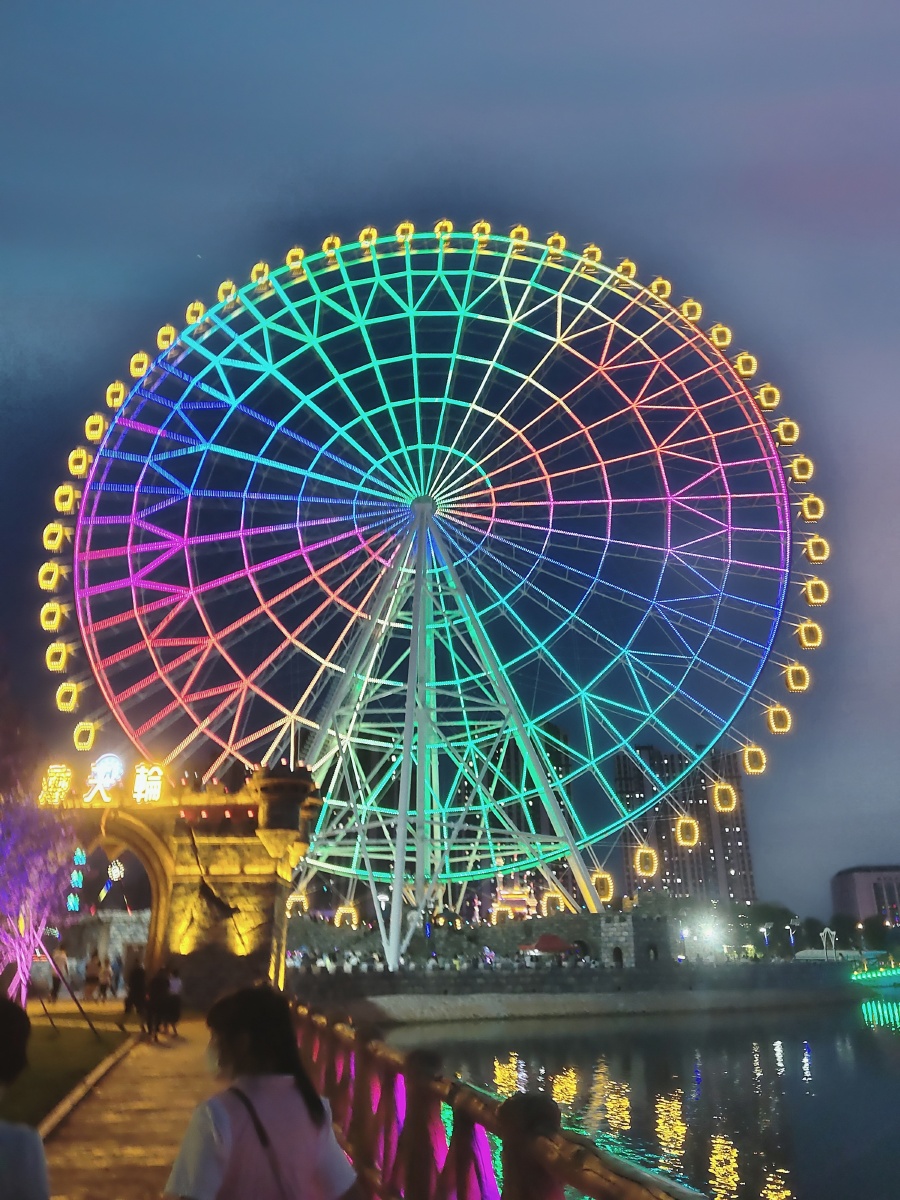 齐齐哈尔的夏天风清水秀意趣盎然炫彩的摩天轮内有着令人心动的甜蜜