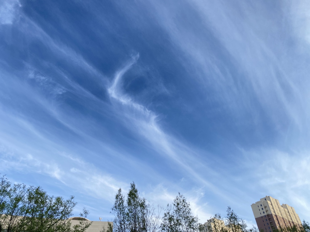 天空是蔚蓝色的 白云是随风飘动的 br />