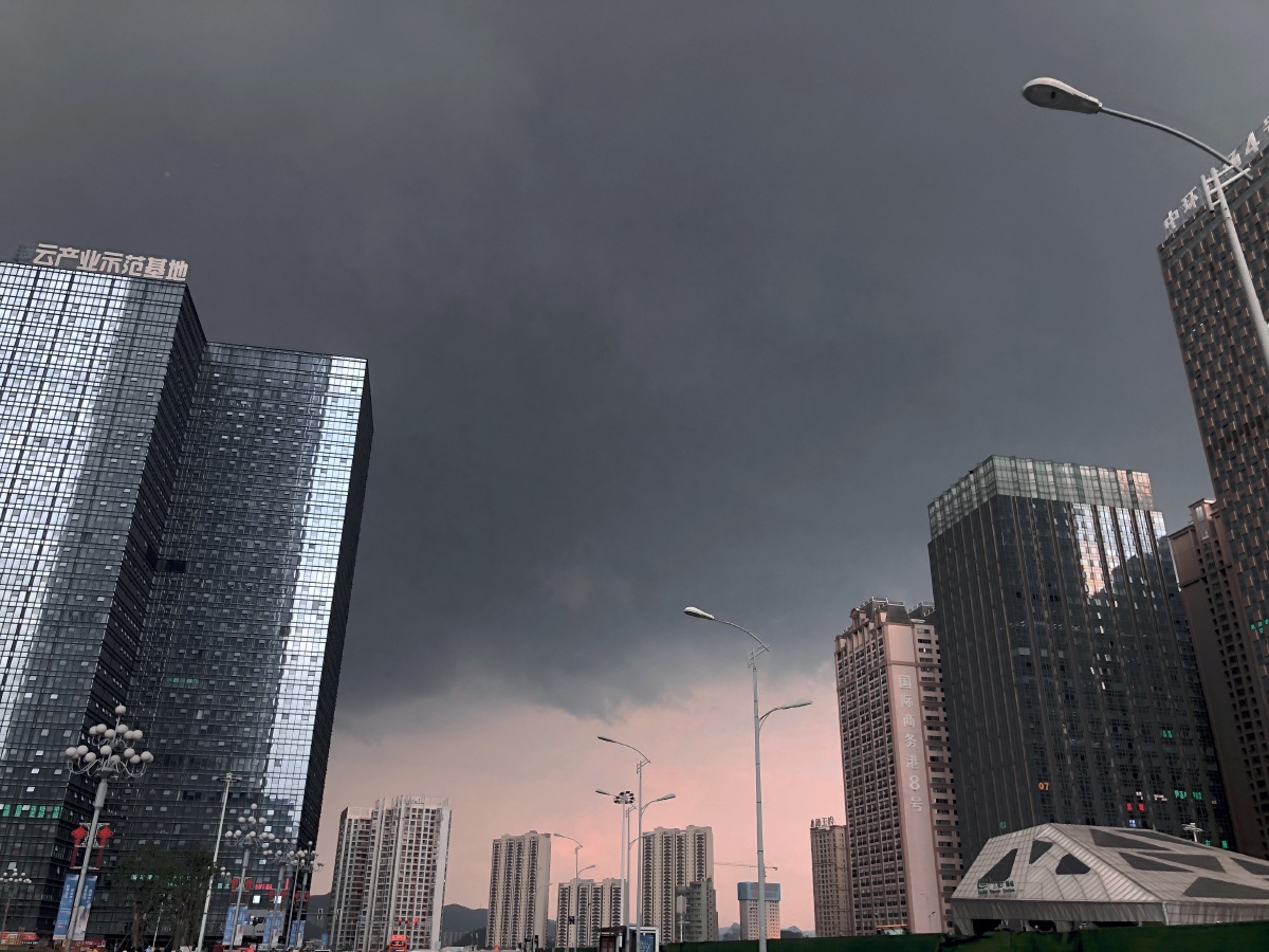 繁华且压抑的城市