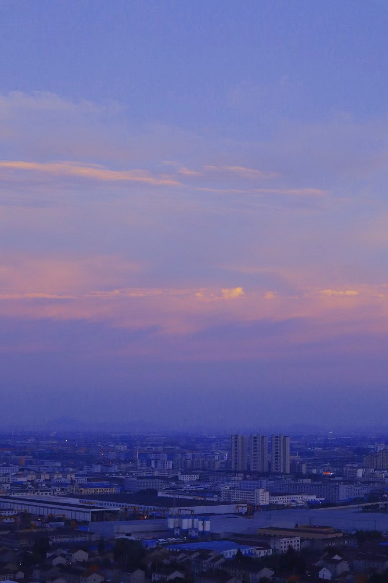 克莱因蓝天空