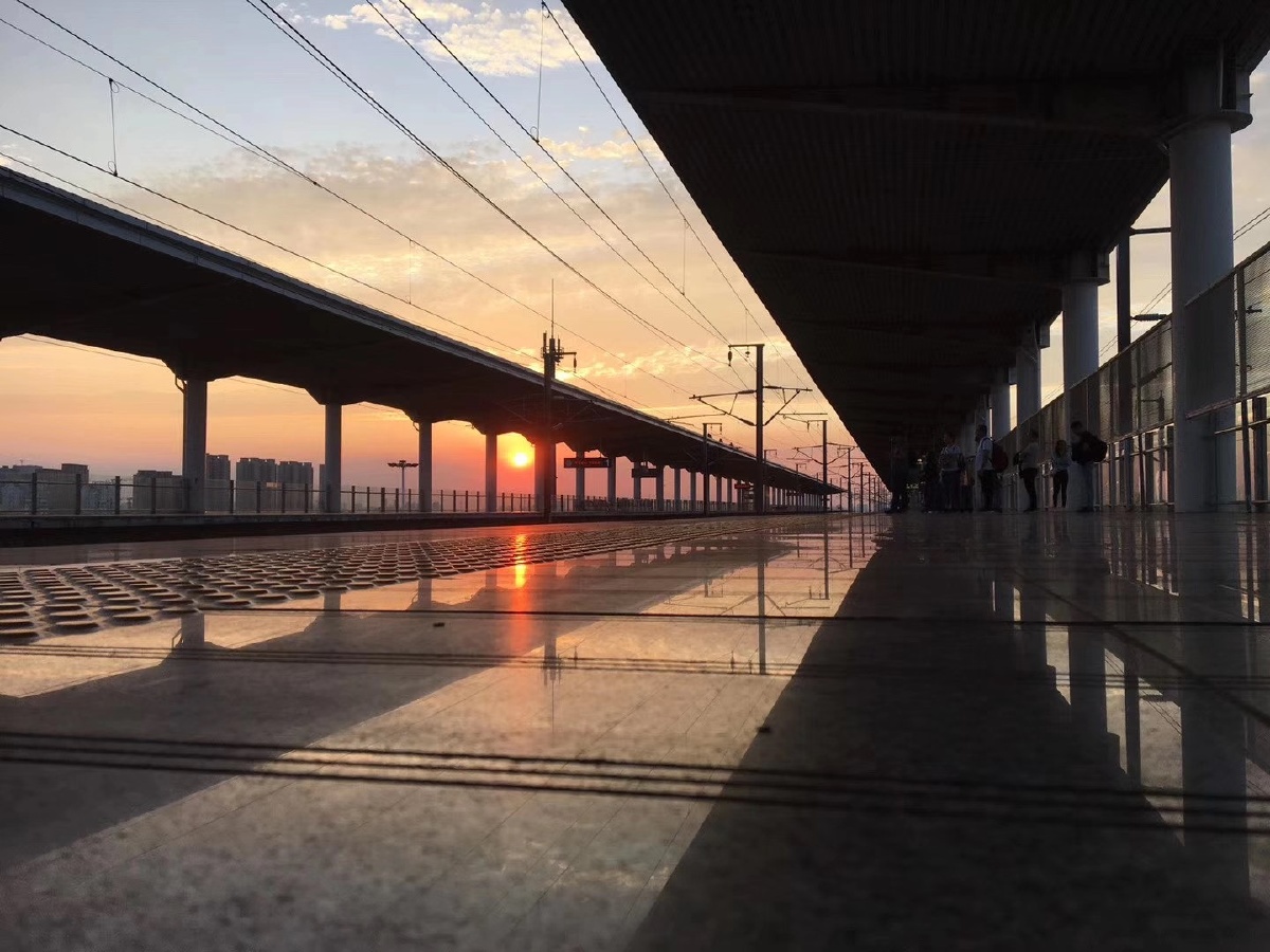 下一站明天余晖中的车站一人一个行李箱出发向下一站前进