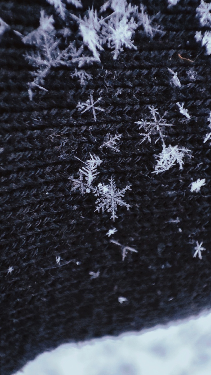 雪花落在衣服上微观雪花微距拍摄六瓣雪花