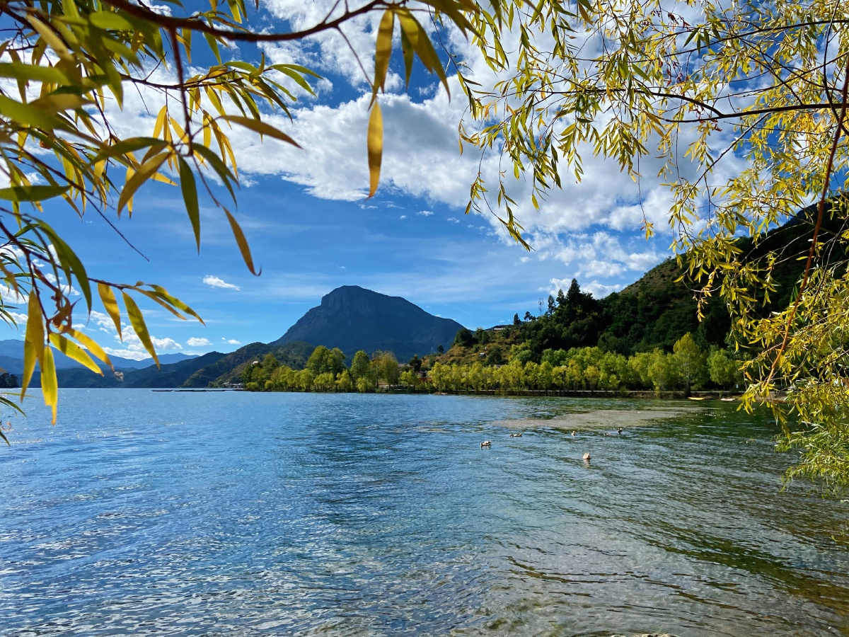 蓝天白云山水高山流水河流静谧灵动