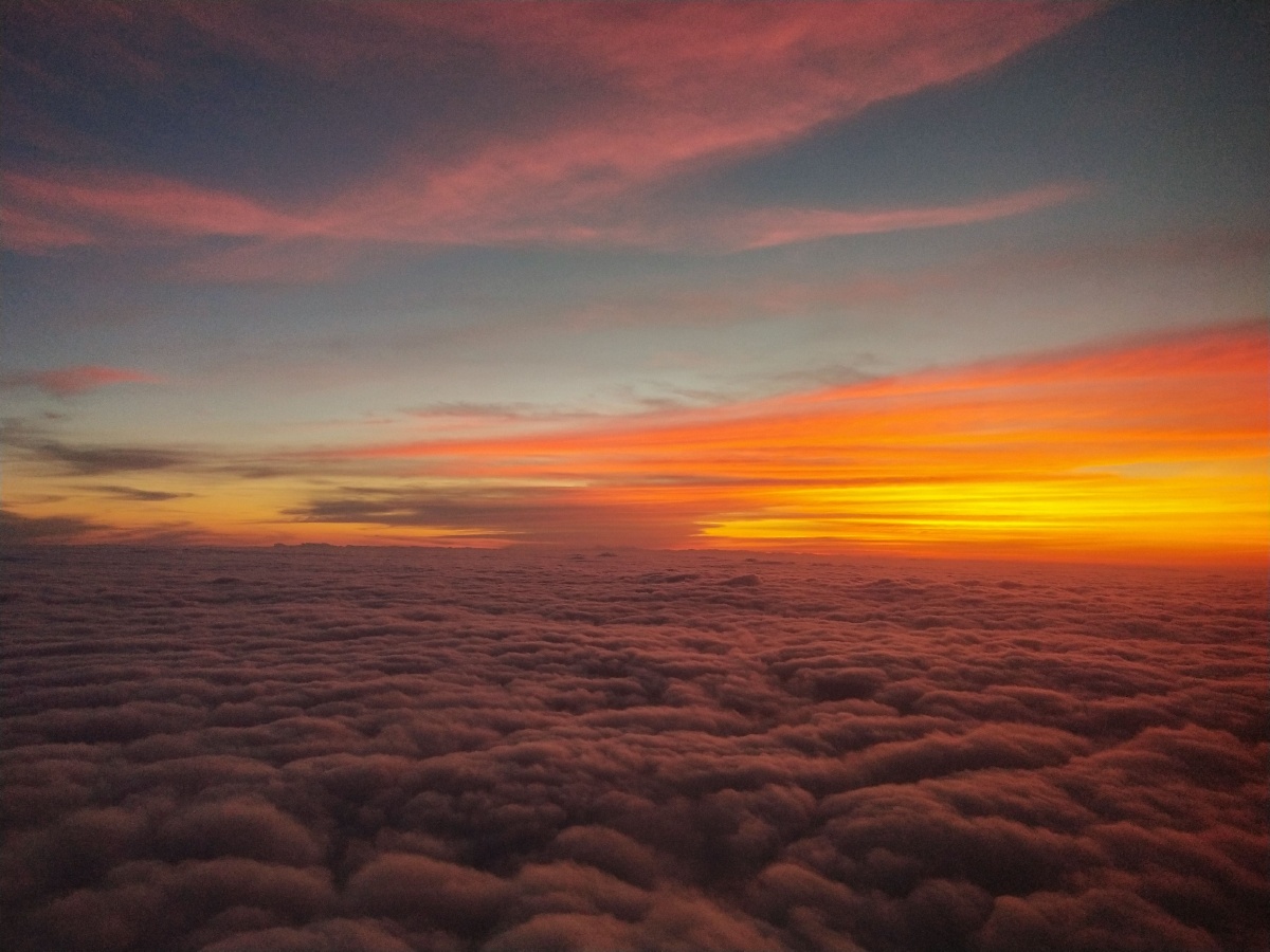 云层之上看夕阳