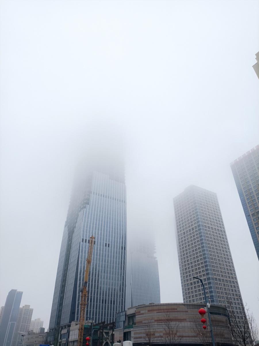 乌鲁木齐的雾城市森林迷雾我们走在雾中顷刻的迷失