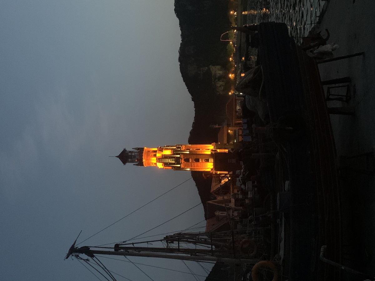 大连老虎滩海岸上的灯塔