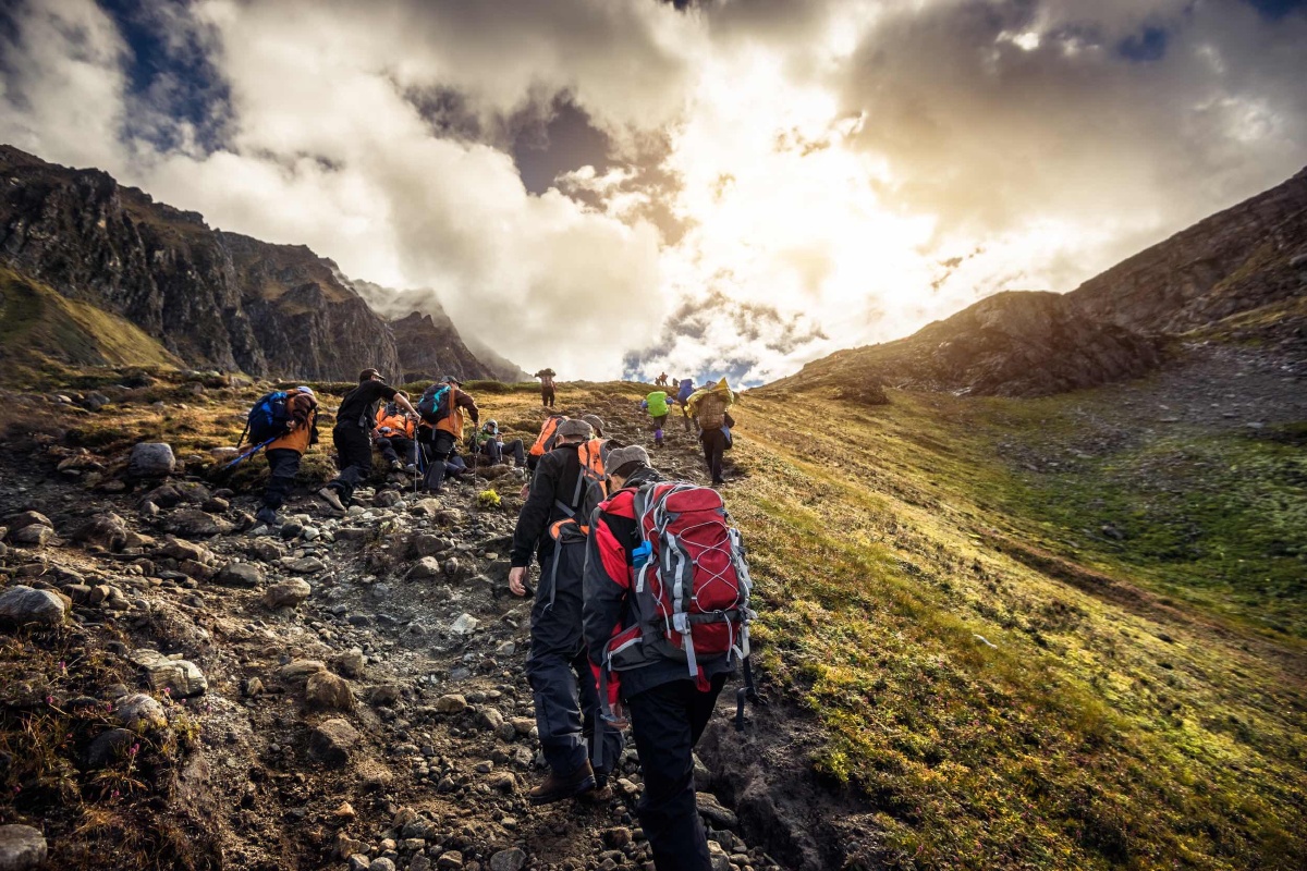 米林翻山越岭的人们