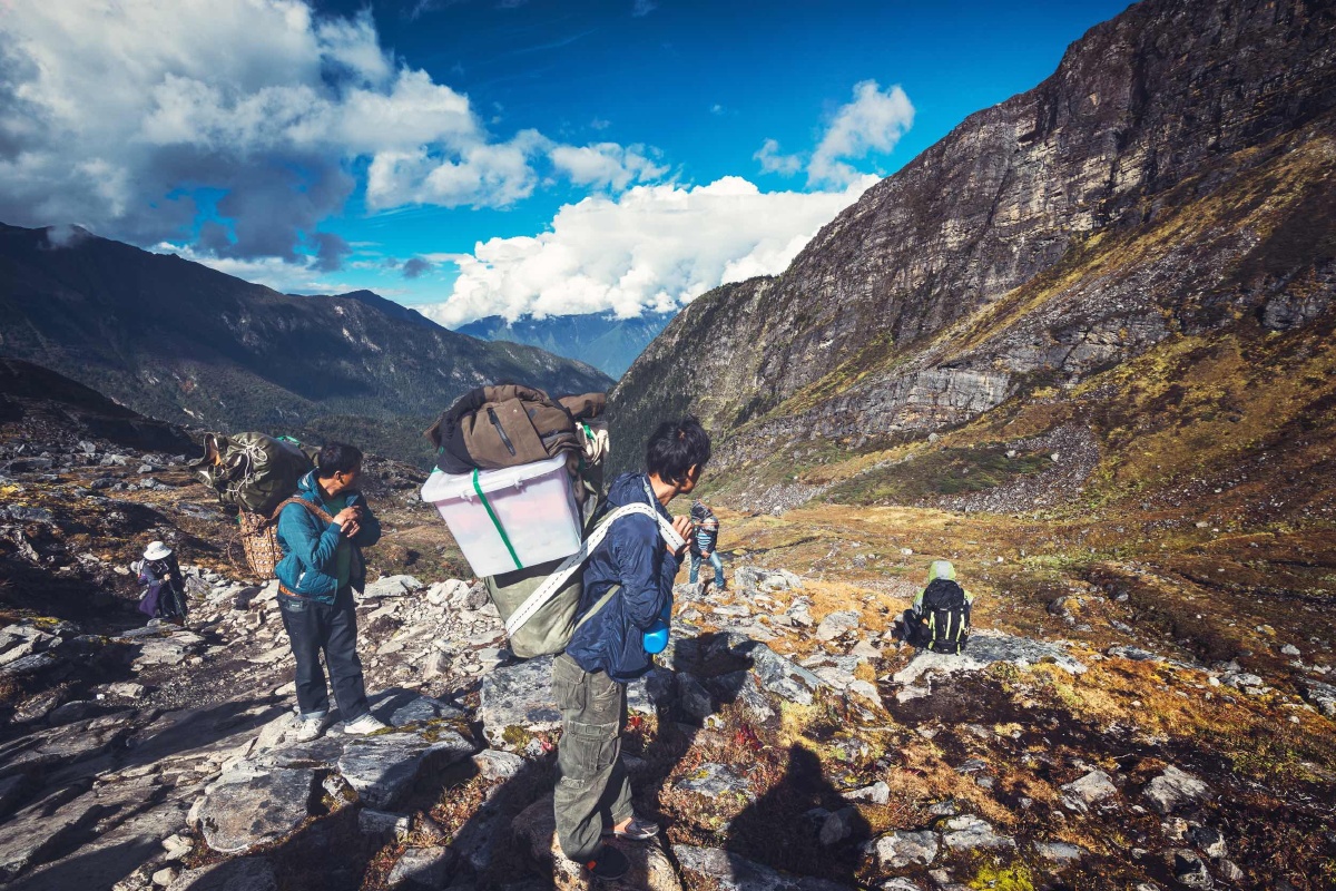 米林翻山越岭的人们