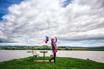 Gorgeous girl playing balloon in New Zealand(getty)