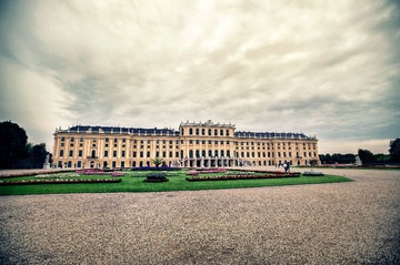 lonely Schloss Schoenbrunn in the rain (雨中美泉宫）.jpg