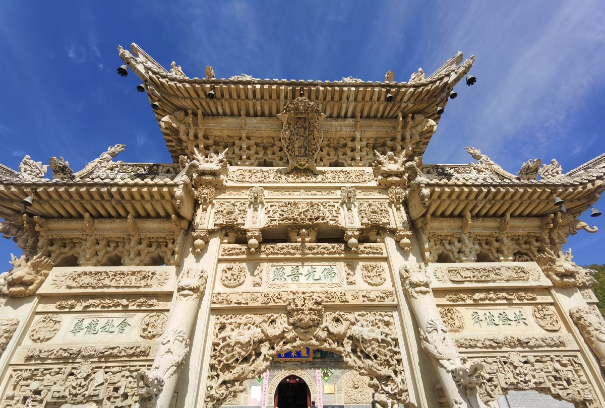 五台山龙泉寺最大镂空牌楼