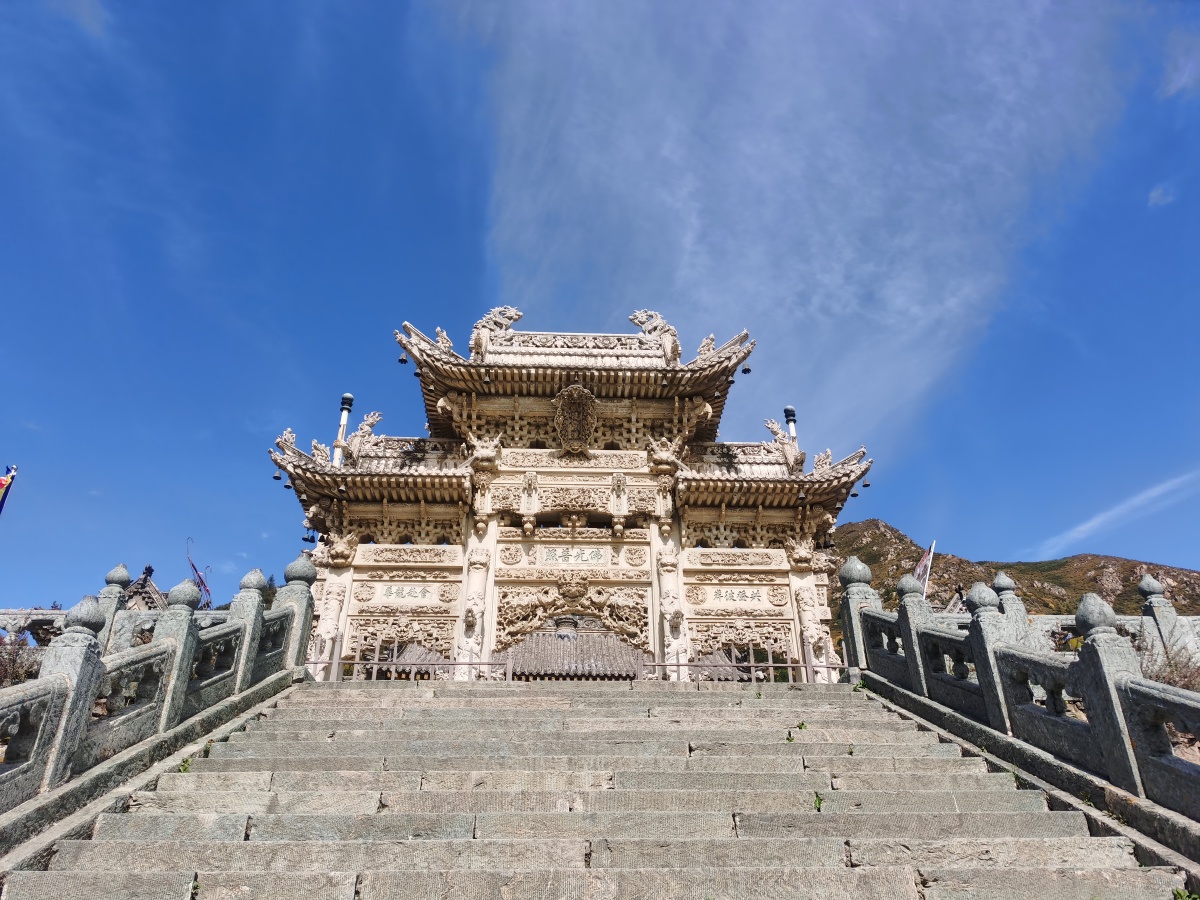 五台山龙泉寺最大镂空牌楼