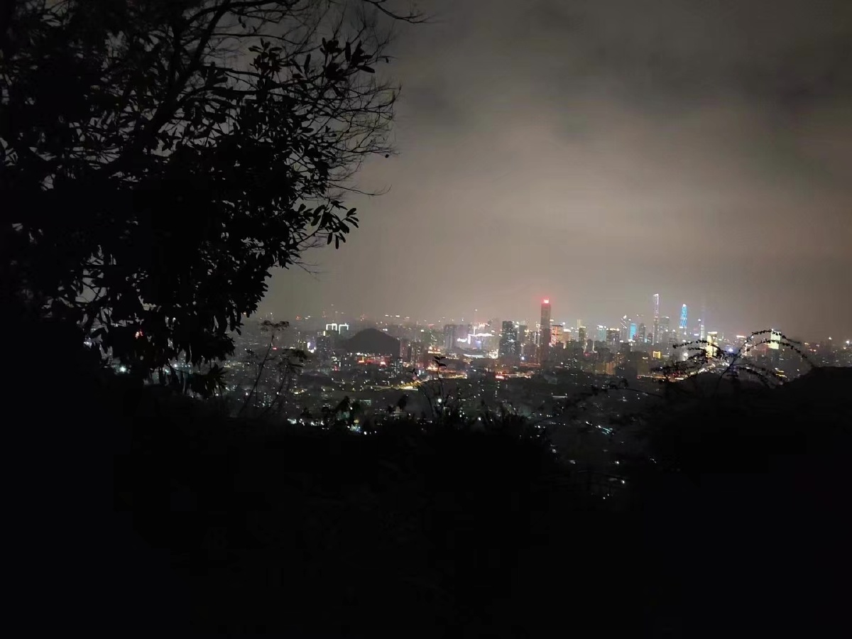 站在山顶俯看城市夜光在深夜还在拼搏的人们会当凌绝顶一览众山小