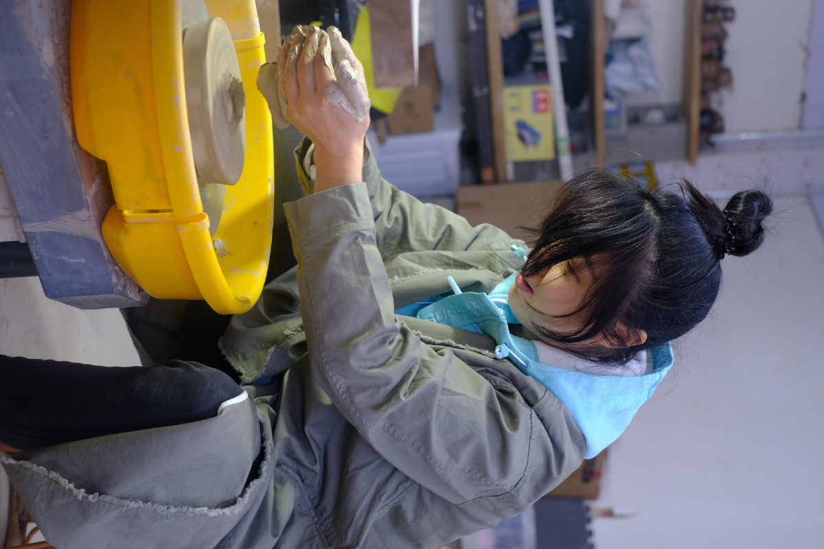 认真做事的小姐姐好美做个安静的手艺人要耐得住寂寞