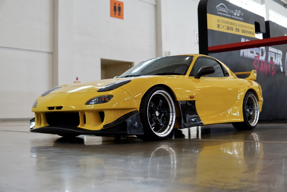 mazdarx7fd改装车展上最醒目的大玩具