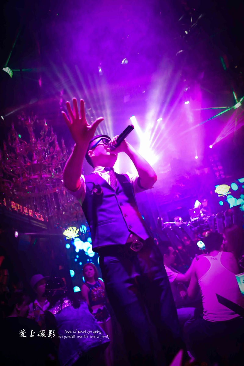 爱上摄影俱乐部酒吧歌手