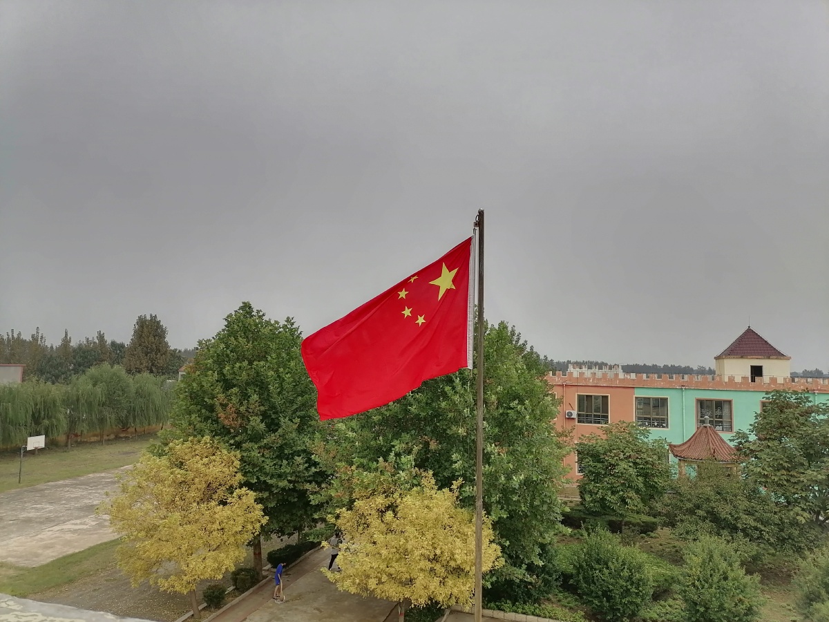 校园内国旗迎风飘扬!