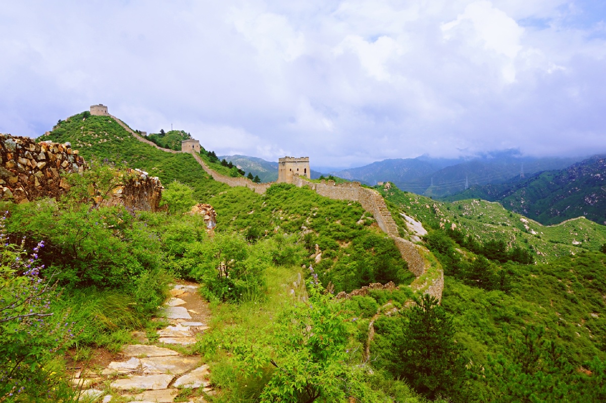 天气很好的初秋蓝天白云下的北方的野长城