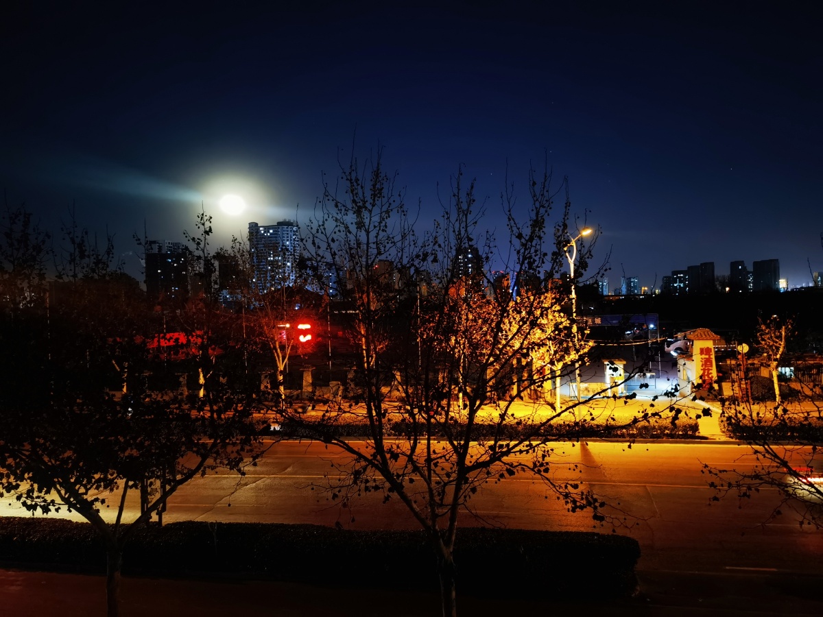 夜晚的街道远处的灯