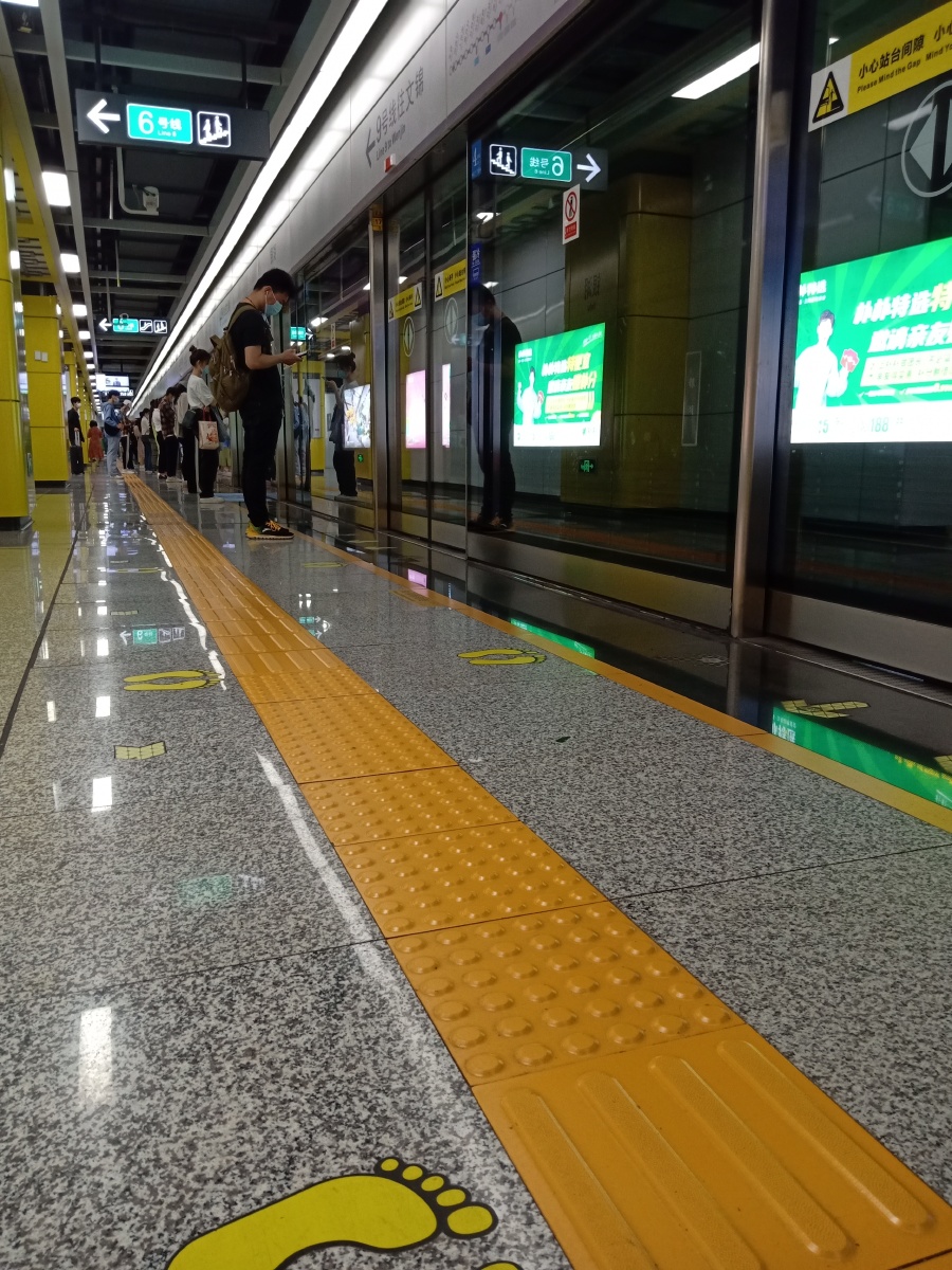 早上在深圳地铁等候的上班族