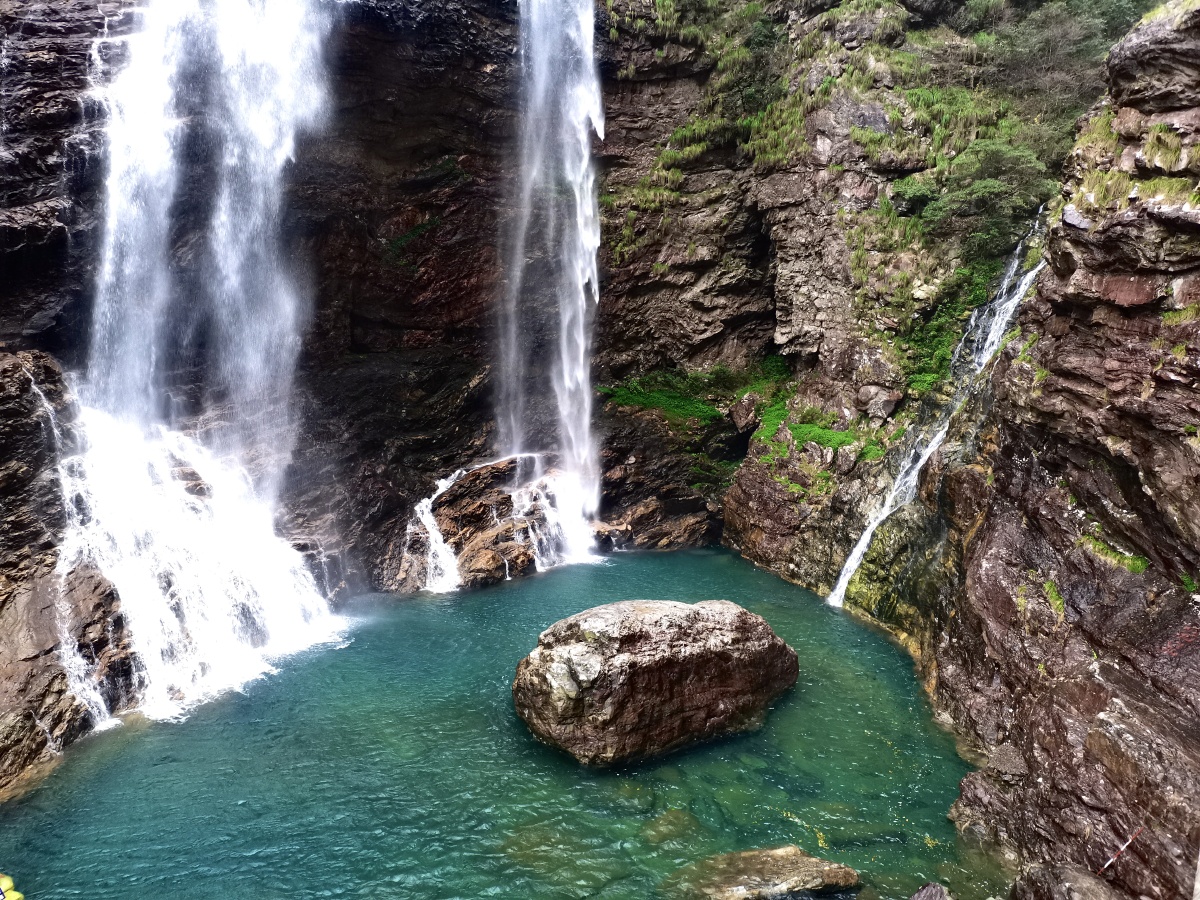 登千级台阶望庐山瀑布
