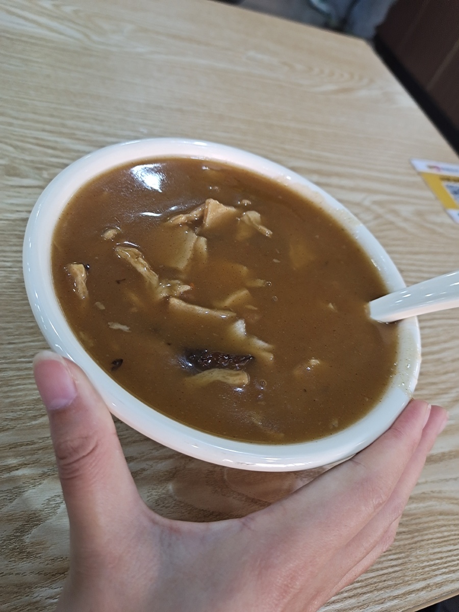 河南周口车站附近的胡辣汤8元一碗