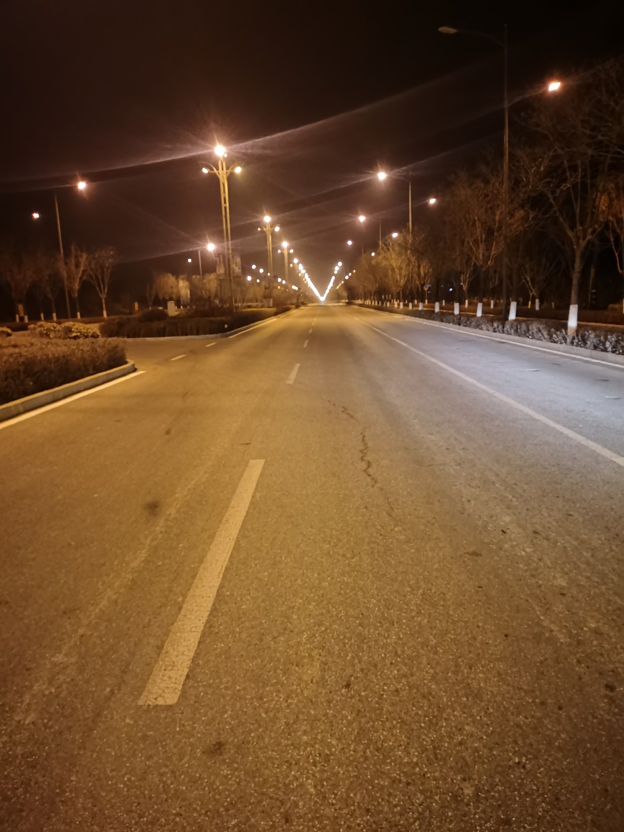 早晨五点的街灯和空旷的街道