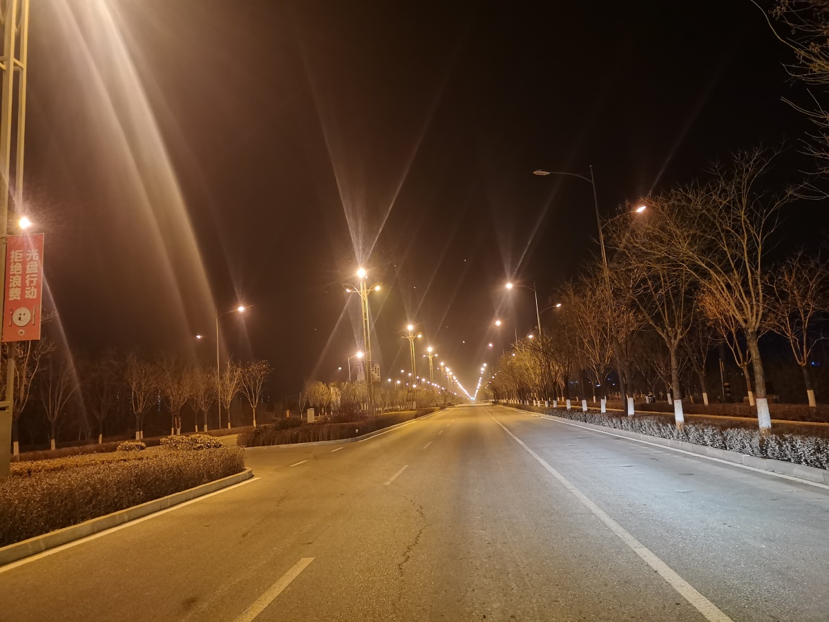 早晨五点的街灯和空旷的街道